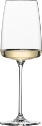 Weinglas mit Weißwein, seitliche Ansicht