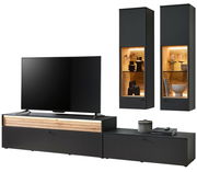 Moderne Wandkombination in Schwarz mit Holzdetails, bestehend aus einem TV-Schrank und zwei hängenden Vitrinen mit Beleuchtung, frontal betrachtet.