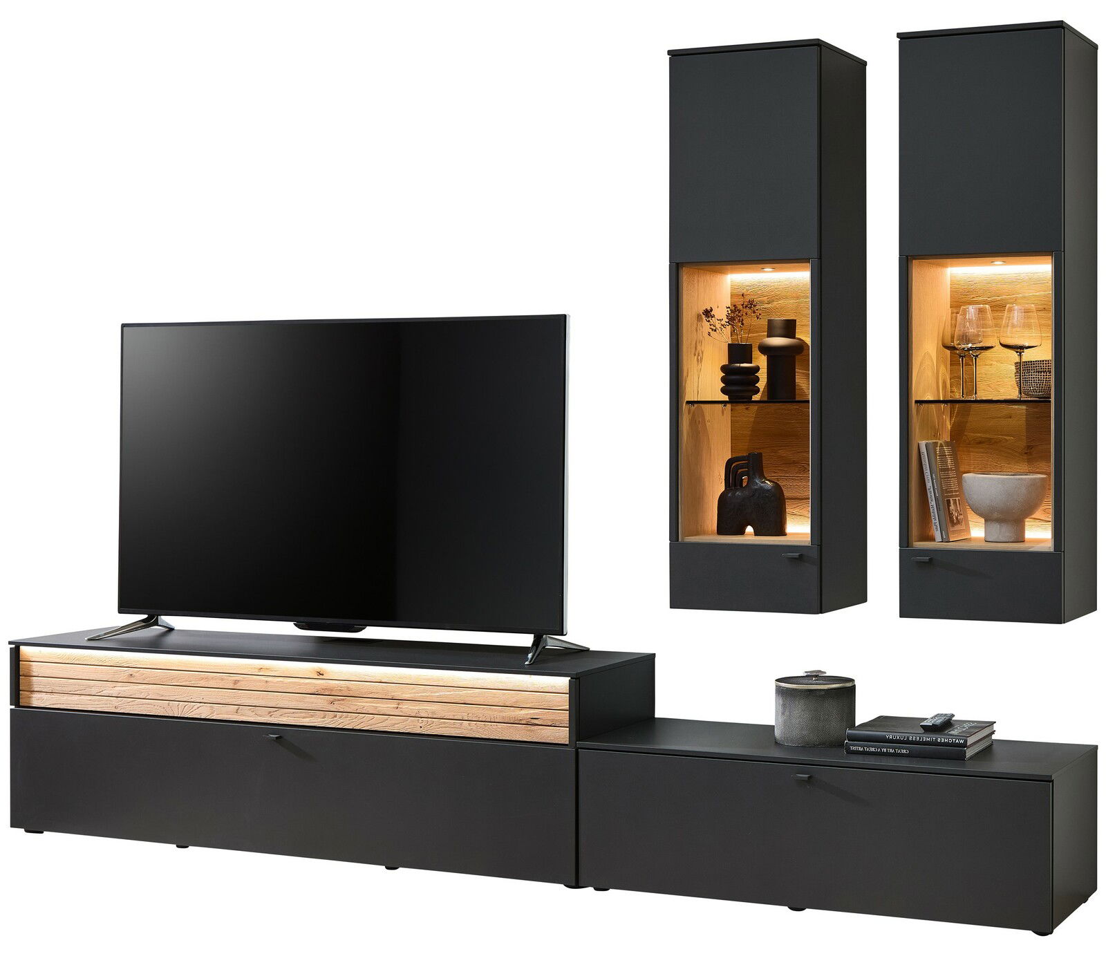 Moderne Wandkombination in Schwarz mit Holzdetails, bestehend aus einem TV-Schrank und zwei hängenden Vitrinen mit Beleuchtung, frontal betrachtet.