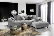 Graue Rundecke (L) in modernem Wohnzimmer, seitliche Perspektive, mit dekorativen Kissen und Decke, umgeben von stilvollen Möbeln und Accessoires.