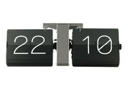 Ansicht von vorne auf eine schwarze Karlsson Flip-Uhr ohne Gehäuse mit weißen Zahlen auf schwarzem Hintergrund.