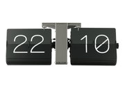 Ansicht von vorne auf eine schwarze Karlsson Flip-Uhr ohne Gehäuse mit weißen Zahlen auf schwarzem Hintergrund.