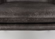 Nahaufnahme eines Sesselsitzes aus dunkelgrauem Leder mit sichtbaren Nähten, von vorne betrachtet.