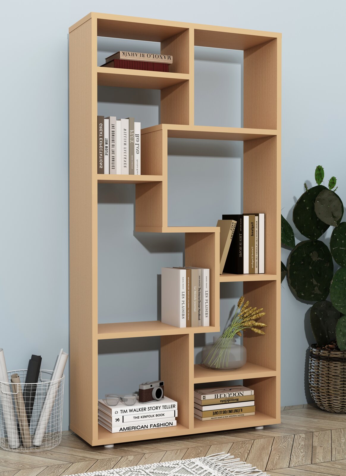 Modernes, hohes Bücherregal aus hellem Holz mit asymmetrischen Fächern, dekoriert mit Büchern und Vase, Innenraumaufnahme in leicht schräger Frontalansicht (3/4-Perspektive)