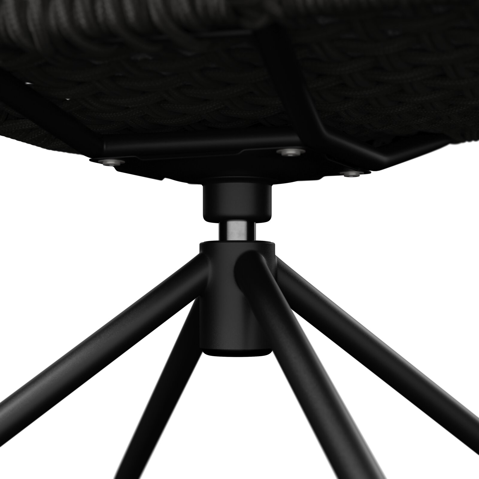 Nahaufnahme der Unterseite eines schwarzen geflochtenen Sitzes mit zentraler Metallhalterung und vier schwarzen Stuhlbeinen, Ansicht von unten (Untersicht).