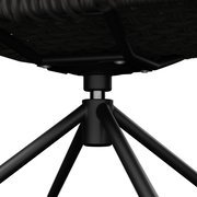 Nahaufnahme der Unterseite eines schwarzen geflochtenen Sitzes mit zentraler Metallhalterung und vier schwarzen Stuhlbeinen, Ansicht von unten (Untersicht).