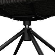 Nahaufnahme der Unterseite eines schwarzen geflochtenen Sitzes mit zentraler Metallhalterung und vier schwarzen Stuhlbeinen, Ansicht von unten (Untersicht).