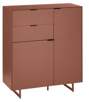 Modernes Sideboard/Kommode in Terrakotta-Rot mit schwarzen Griffleisten und Metallfüßen, Frontansicht in leichter 3/4-Perspektive von vorn links freigestellt auf weißem Hintergrund