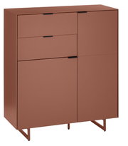 Modernes Sideboard/Kommode in Terrakotta-Rot mit schwarzen Griffleisten und Metallfüßen, Frontansicht in leichter 3/4-Perspektive von vorn links freigestellt auf weißem Hintergrund