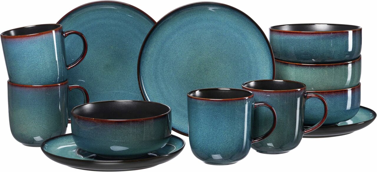 Frontalansicht eines 12-teiligen Frühstückssets in Blau mit Tassen, Schalen und Tellern im Bali-Design.