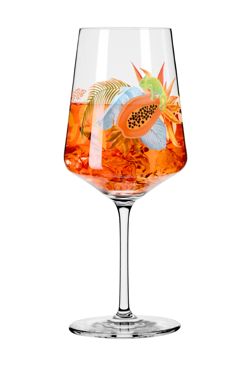 Weinglas mit tropischem Design, Papaya und Chamäleon-Motiv, gefüllt mit orangefarbenem Getränk, seitliche Perspektive
