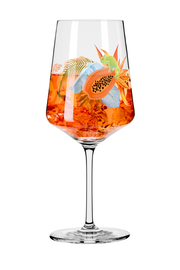 Weinglas mit tropischem Design, Papaya und Chamäleon-Motiv, gefüllt mit orangefarbenem Getränk, seitliche Perspektive