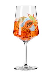Weinglas mit tropischem Design, Papaya und Chamäleon-Motiv, gefüllt mit orangefarbenem Getränk, seitliche Perspektive