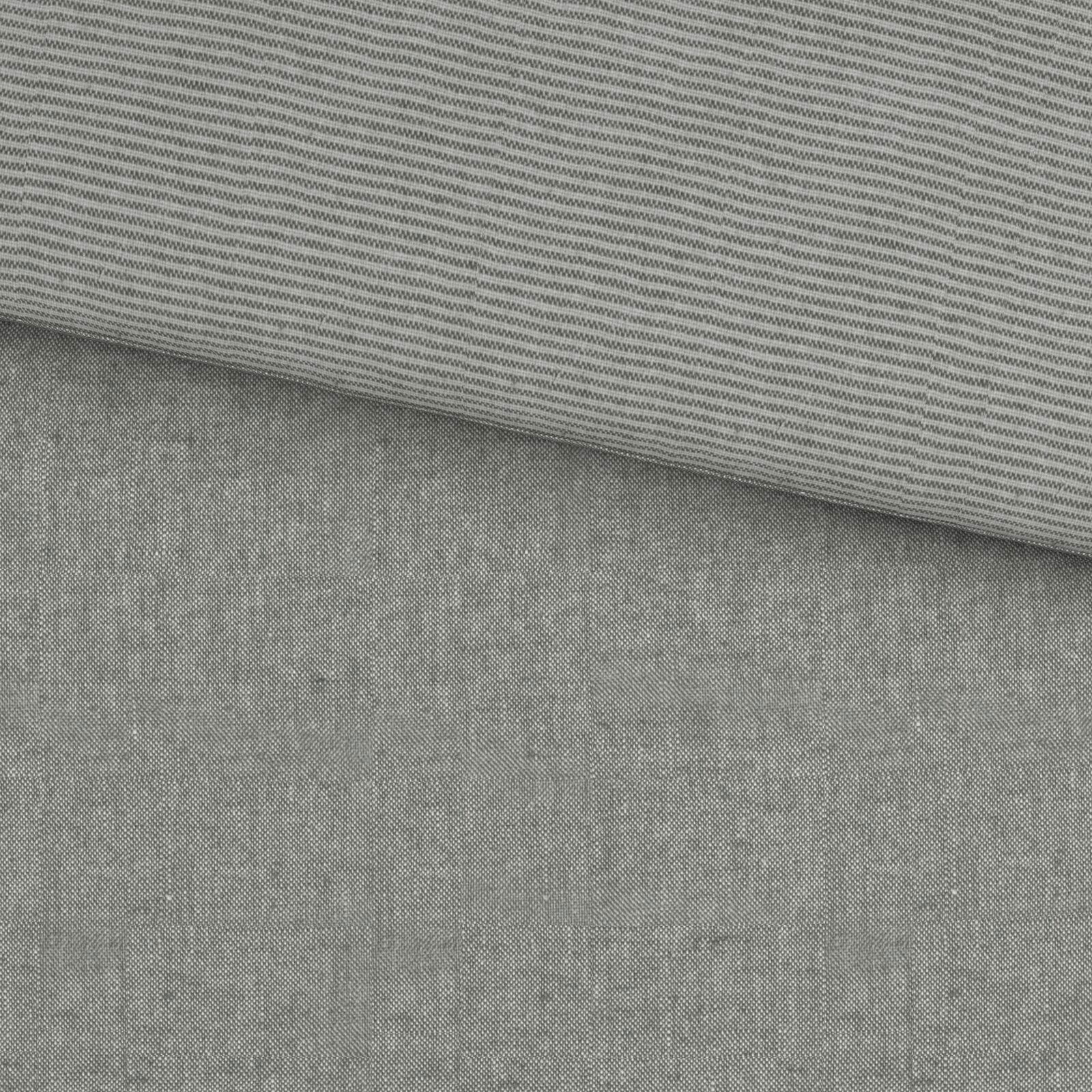 Graue Wendebettwäsche mit feinem Streifenmuster, Draufsicht