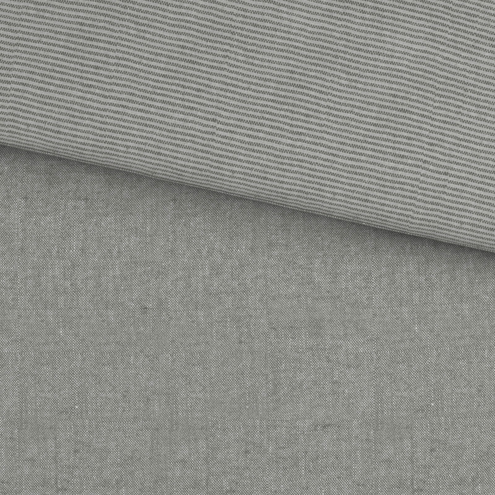 Graue Wendebettwäsche mit feinem Streifenmuster, Draufsicht