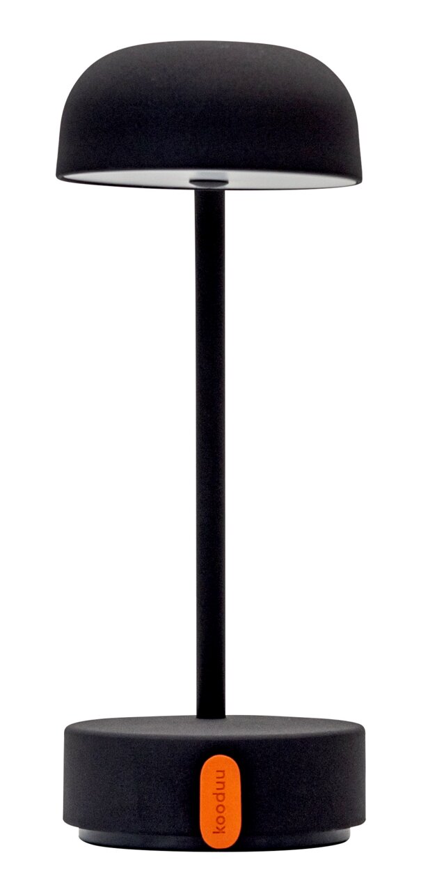 Schwarze Tischlampe mit modernem Design, frontal abgebildet, mit einem orangefarbenen Detail an der Basis.