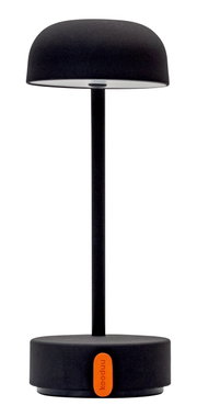 Schwarze Tischlampe mit modernem Design, frontal abgebildet, mit einem orangefarbenen Detail an der Basis.