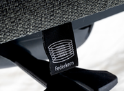 Nahaufnahme eines Drehstuhls mit Federkern-Label, seitliche Perspektive