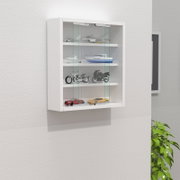Weiße wandmontierte Vitrine mit Glas-Schiebetüren und mehreren Regalböden, gefüllt mit Modellfahrzeugen (Flugzeug, Boote, Motorräder, Autos), frontale leicht seitliche Perspektive.
