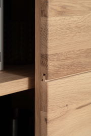 Nahaufnahme eines Holzregals mit natürlicher Maserung, seitliche Perspektive