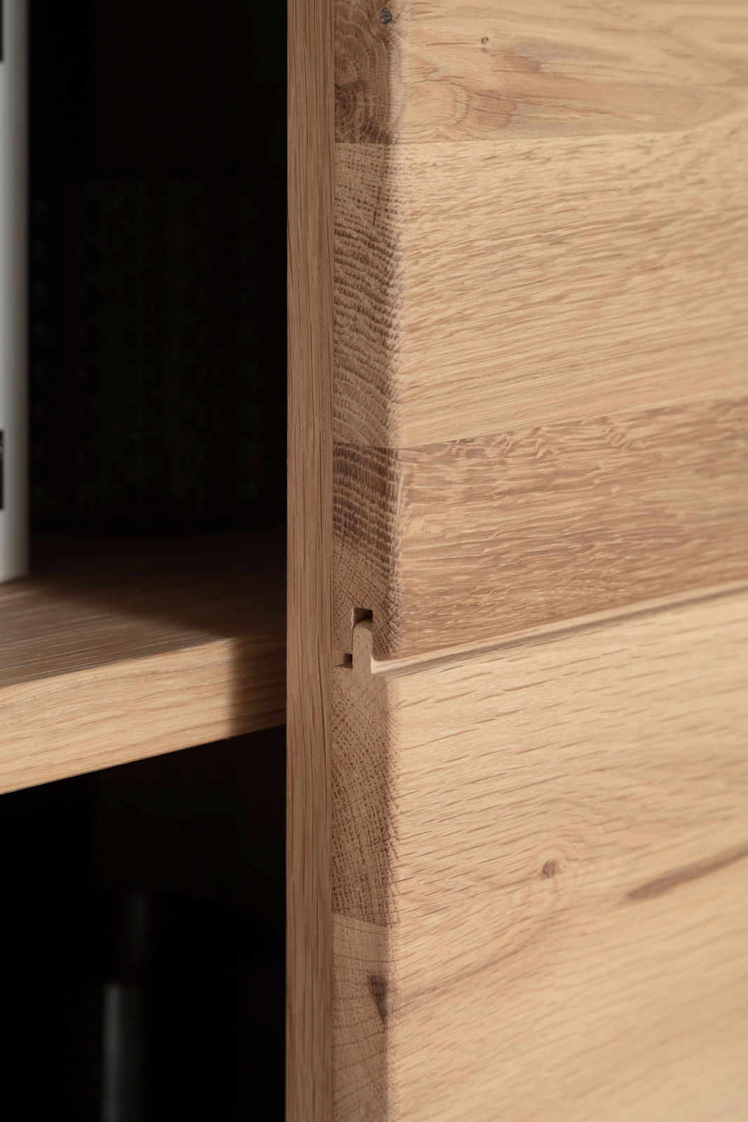 Nahaufnahme eines Holzregals mit natürlicher Maserung, seitliche Perspektive