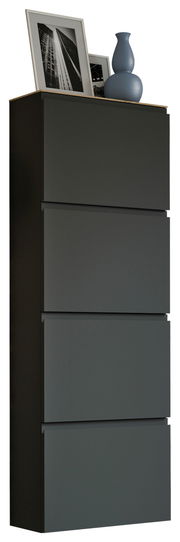 Moderner Hängeschuhschrank mit vier Klappen, dekoriert mit blauen Vasen und gerahmten Fotos, seitliche Perspektive.