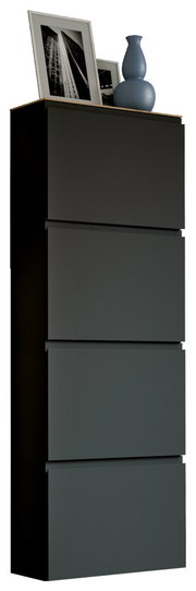 Moderner Hängeschuhschrank mit vier Klappen, dekoriert mit blauen Vasen und gerahmten Fotos, seitliche Perspektive.