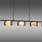 Moderne Pendelleuchte RIKA mit mehreren zylindrischen Lampenschirmen aus Glas, seitliche Perspektive