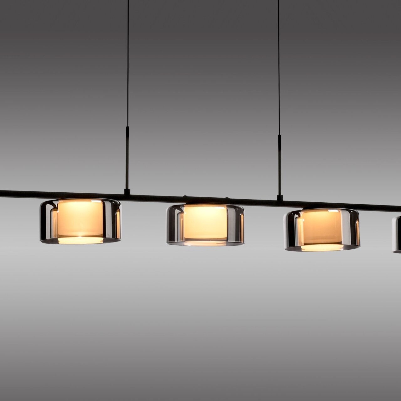 Moderne Pendelleuchte RIKA mit mehreren zylindrischen Lampenschirmen aus Glas, seitliche Perspektive