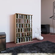 Hohes CD-Regal aus hellem Holz mit vielen Fächern, gefüllt mit CDs, im Wohnzimmer an der Wand stehend; Perspektive: frontale Ansicht leicht von links auf Augenhöhe