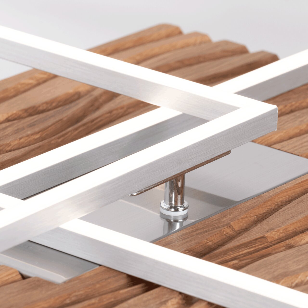Nahaufnahme einer modernen LED-Deckenleuchte mit Holz- und Metallelementen, seitliche Perspektive