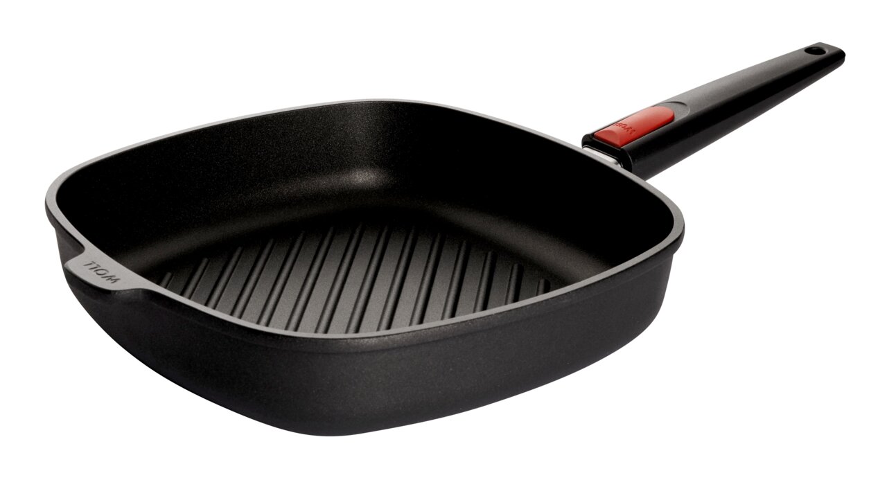 Gusseiserne Steakpfanne 28x28cm Nowo, schräg von oben fotografiert, mit geriffelter Innenfläche und ergonomischem Griff.