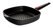 Gusseiserne Steakpfanne 28x28cm Nowo, schräg von oben fotografiert, mit geriffelter Innenfläche und ergonomischem Griff.