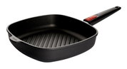 Gusseiserne Steakpfanne 28x28cm Nowo, schräg von oben fotografiert, mit geriffelter Innenfläche und ergonomischem Griff.