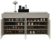 Frontale Ansicht eines XXL-Schuhschranks mit offenen Türen, gefüllt mit verschiedenen Schuhen und Accessoires auf mehreren Regalböden. Obenauf stehen eine Lampe und Dekorationsgegenstände.