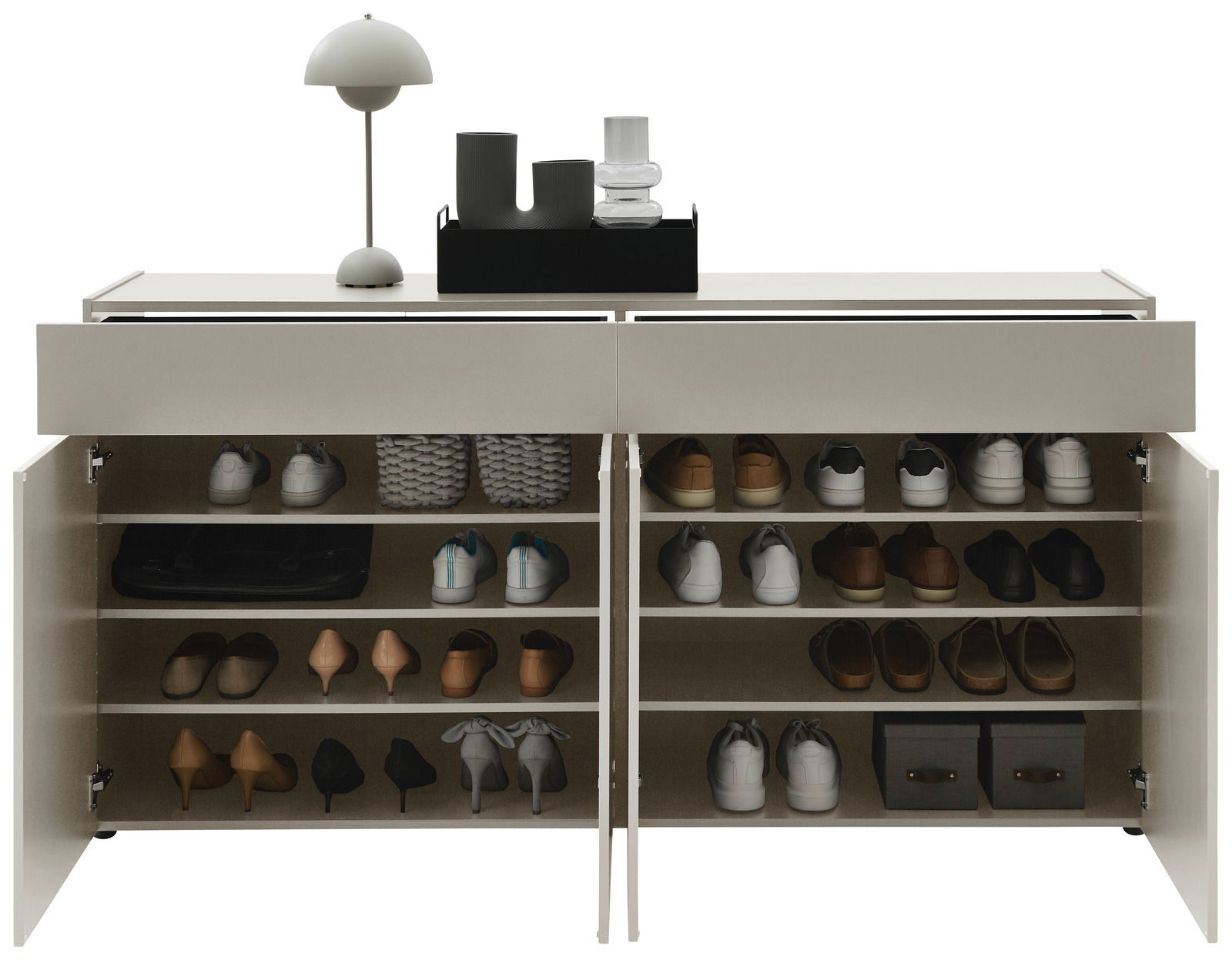 Frontale Ansicht eines XXL-Schuhschranks mit offenen Türen, gefüllt mit verschiedenen Schuhen und Accessoires auf mehreren Regalböden. Obenauf stehen eine Lampe und Dekorationsgegenstände.