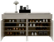 Frontale Ansicht eines XXL-Schuhschranks mit offenen Türen, gefüllt mit verschiedenen Schuhen und Accessoires auf mehreren Regalböden. Obenauf stehen eine Lampe und Dekorationsgegenstände.