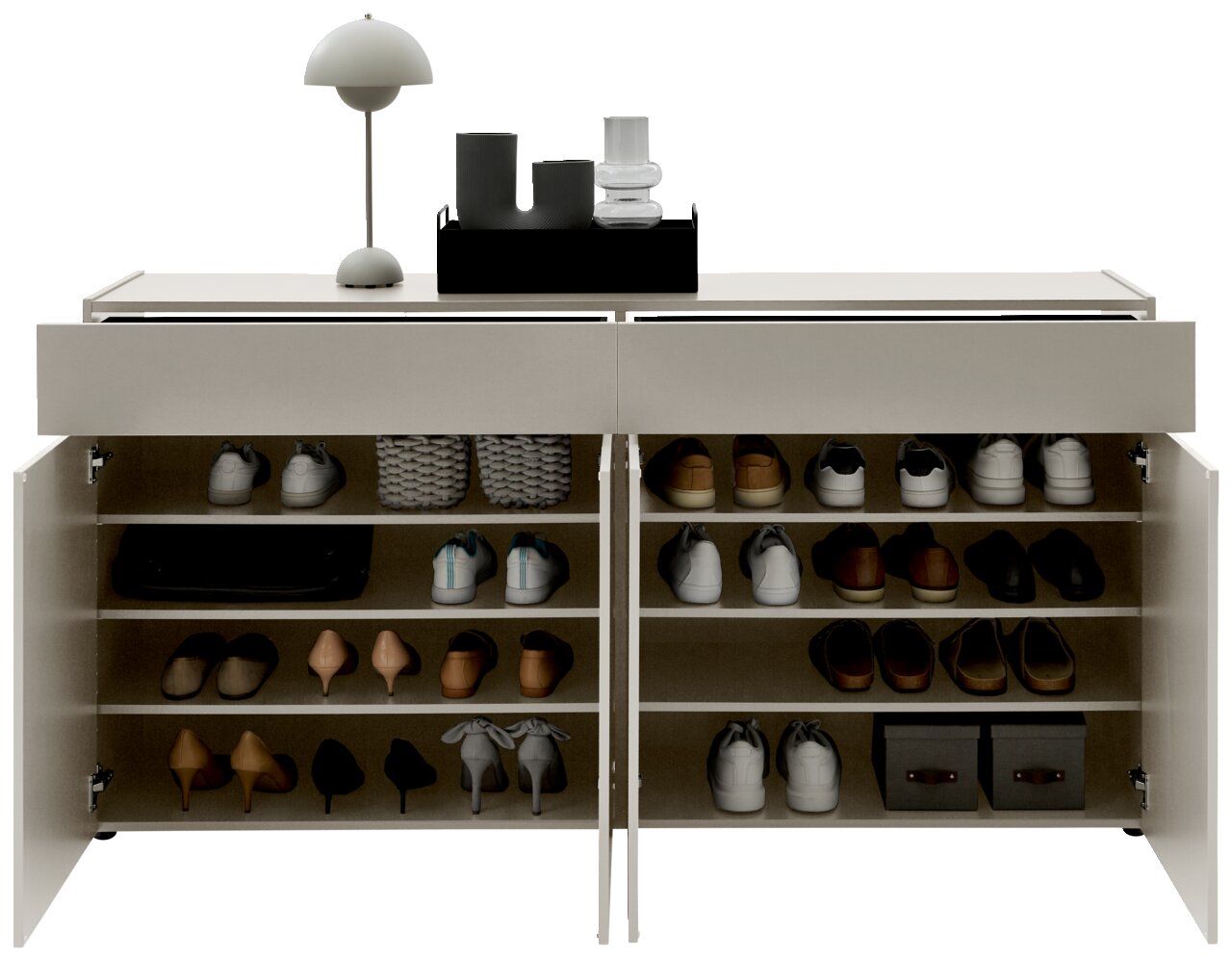 Frontale Ansicht eines XXL-Schuhschranks mit offenen Türen, gefüllt mit verschiedenen Schuhen und Accessoires auf mehreren Regalböden. Obenauf stehen eine Lampe und Dekorationsgegenstände.