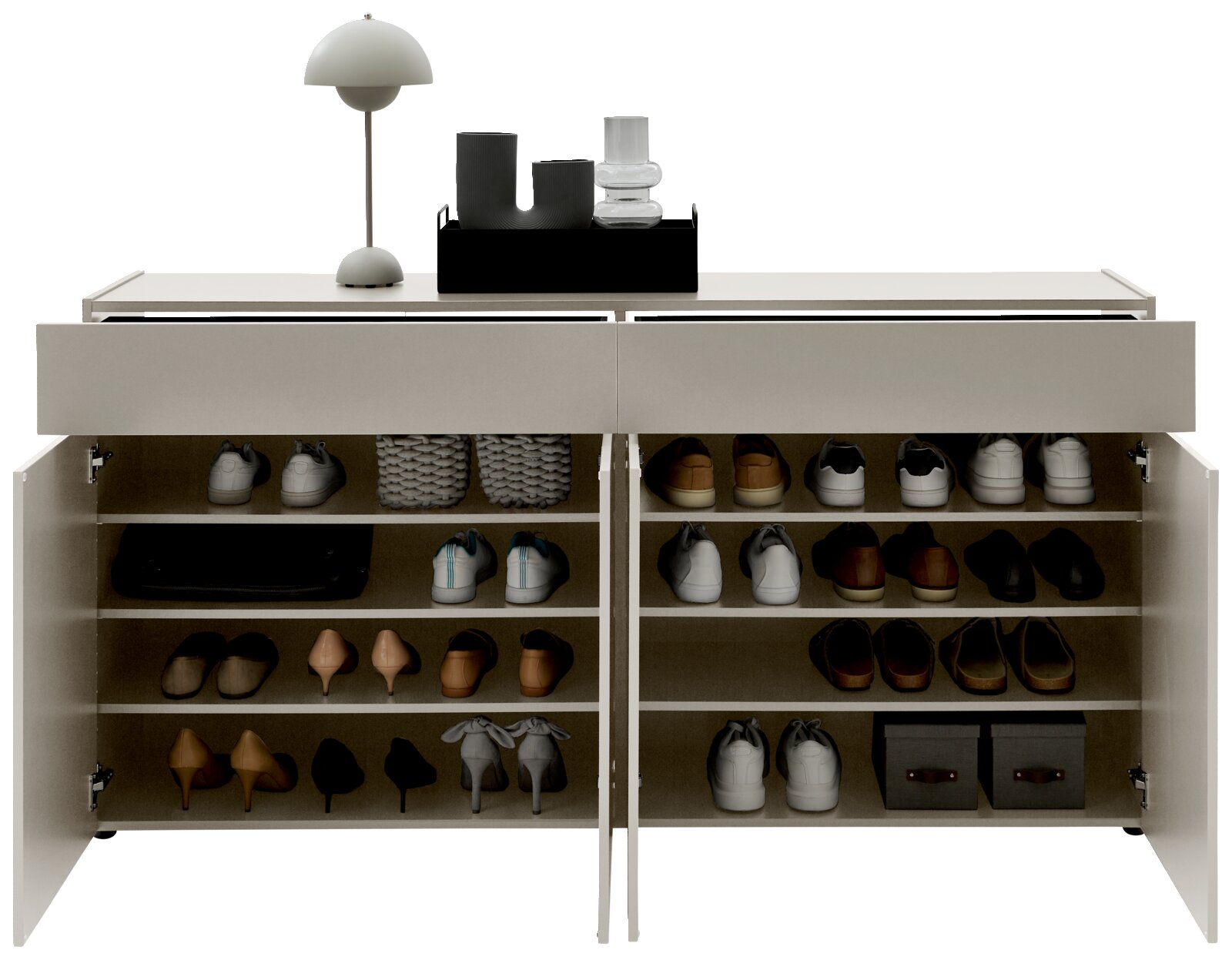 Frontale Ansicht eines XXL-Schuhschranks mit offenen Türen, gefüllt mit verschiedenen Schuhen und Accessoires auf mehreren Regalböden. Obenauf stehen eine Lampe und Dekorationsgegenstände.