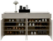 Frontale Ansicht eines XXL-Schuhschranks mit offenen Türen, gefüllt mit verschiedenen Schuhen und Accessoires auf mehreren Regalböden. Obenauf stehen eine Lampe und Dekorationsgegenstände.