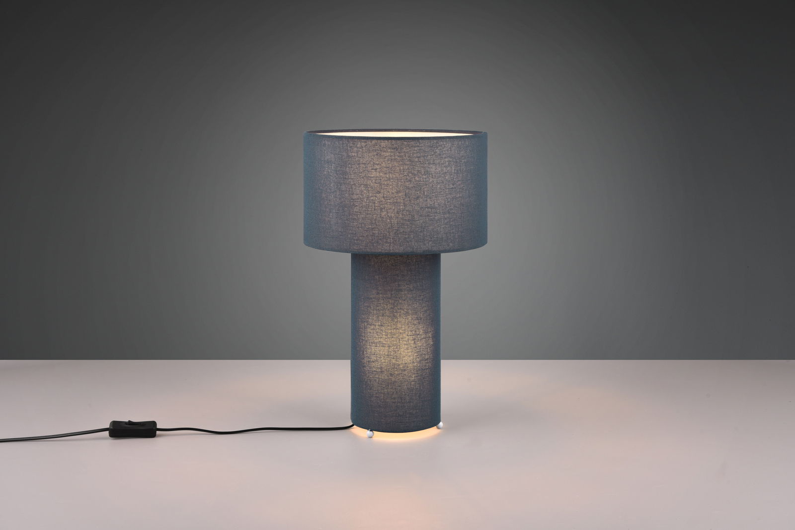 Tischleuchte Bale in zylindrischer Form mit Stoffschirm, seitliche Perspektive