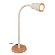 Moderne LED-Schreibtischlampe in Weiß mit kupferfarbenem Standfuß und flexiblem Schwanenhals, eingeschaltet, freigestellt vor weißem Hintergrund, Frontansicht leicht seitlich von rechts