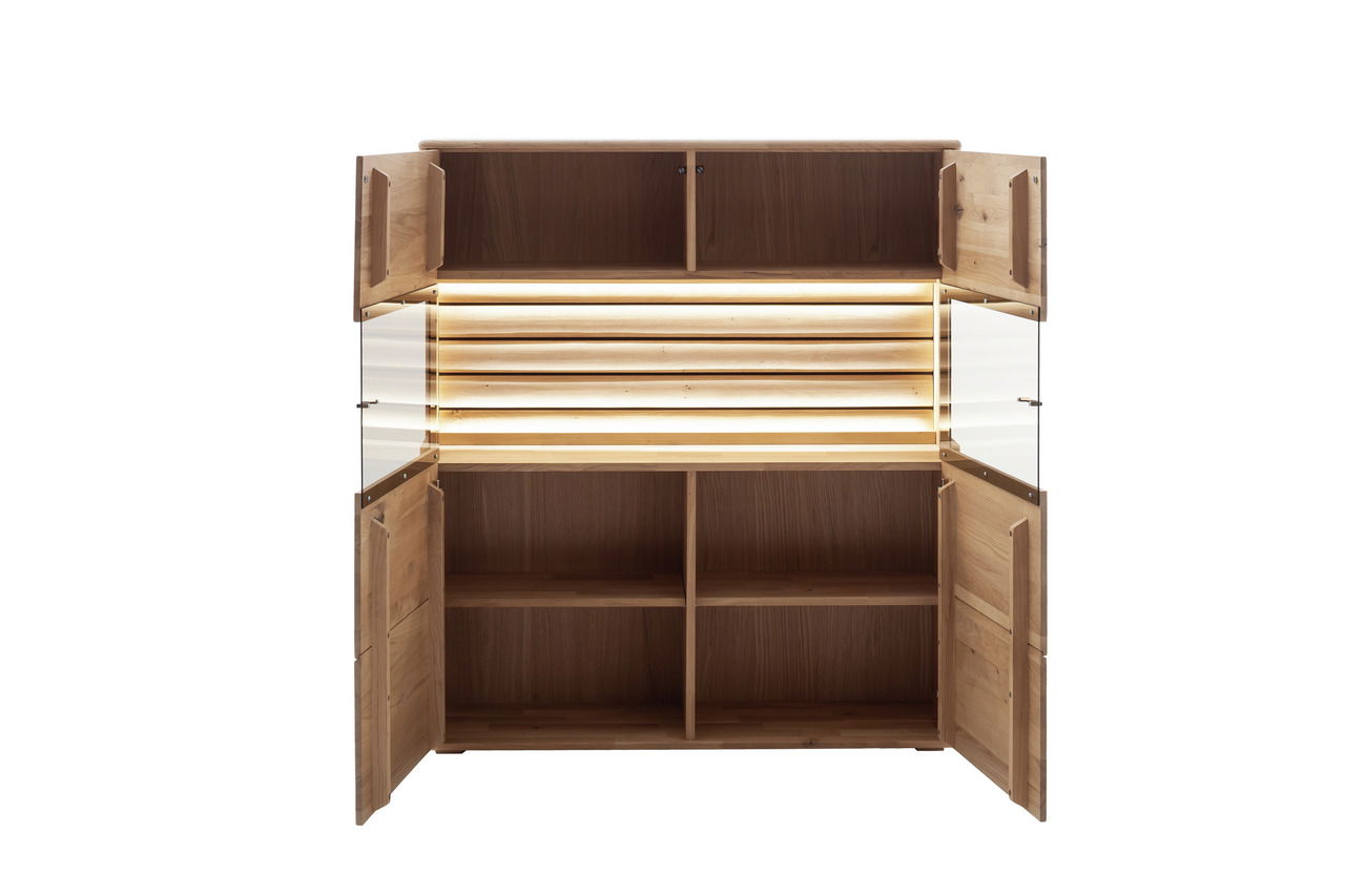 Frontale Ansicht eines offenen Highboards aus Holz mit mehreren Fächern und integrierter Beleuchtung.