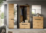Moderne Garderobenmöbel im Flur: hoher Holzschrank mit Spiegel, Garderobenpaneel mit Haken und Sitzbank sowie Kommode mit Wandspiegel, frontale Perspektive.