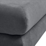 Nahaufnahme eines grauen Funktionssofas mit weicher Polsterung, seitliche Perspektive