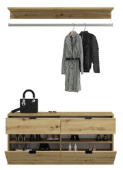 Garderobenkombination aus Holz mit Kleiderstange und Schuhschrank, frontal abgebildet. Inklusive hängender Mäntel und sichtbarer Schuhe.