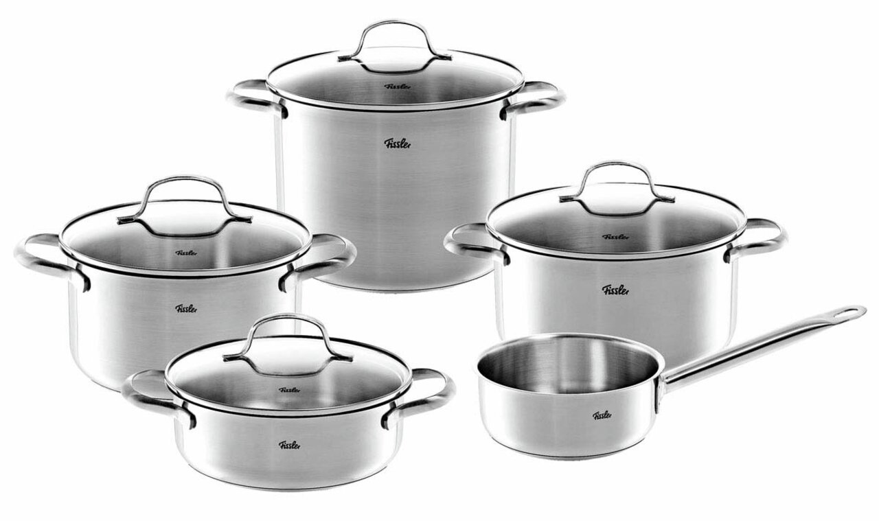 Fissler Topfset 5-tlg. TORONTO Fünfteiliges Topfset Toronto aus Edelstahl, bestehend aus vier Töpfen mit Deckeln und einer Stielkasserolle, in einer frontalen Perspektive.