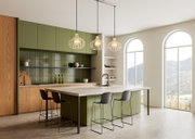 Moderne hanglamp in een stijlvolle keuken met een groen kookeiland en houten details, zijaanzicht.