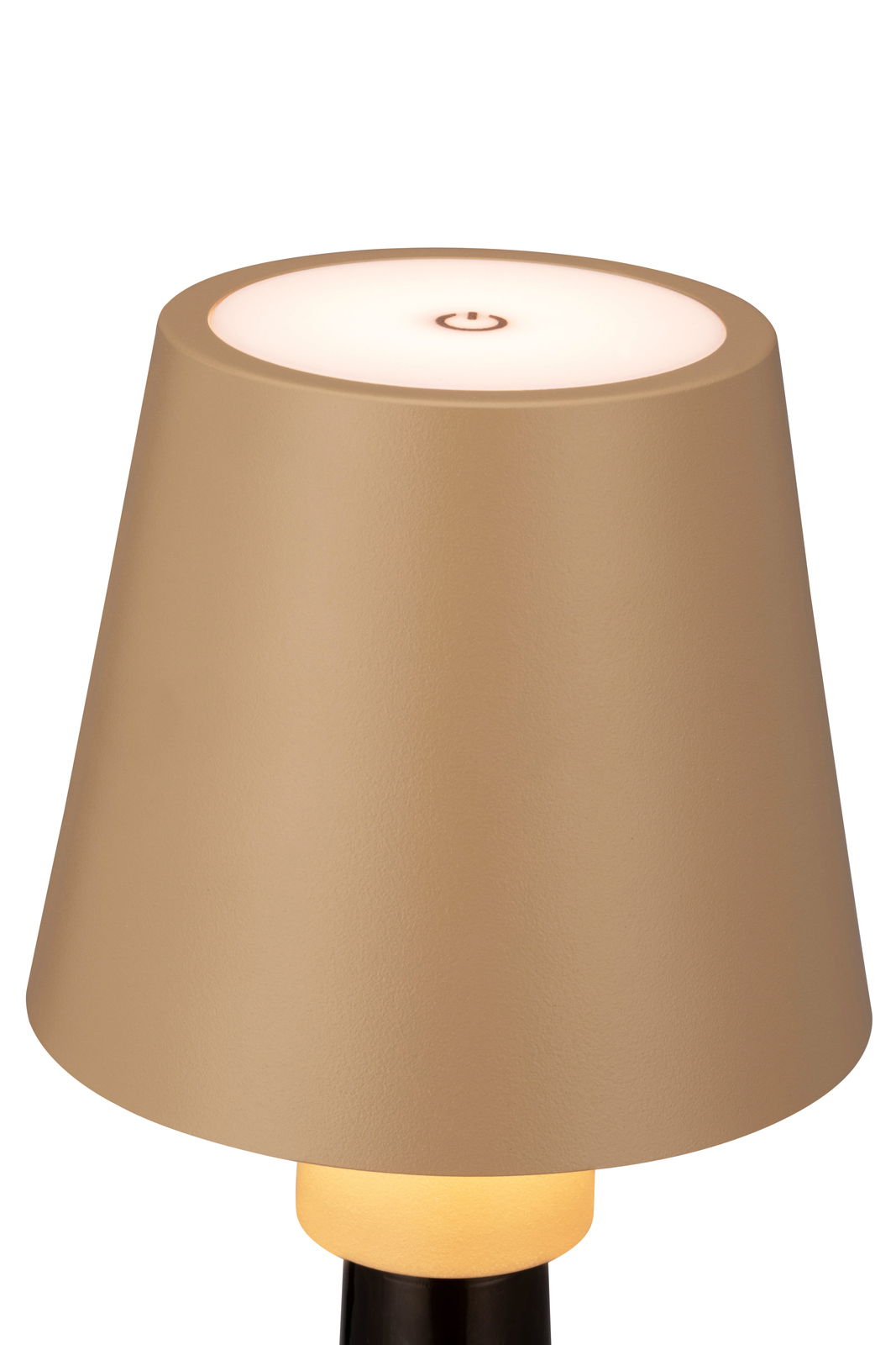 Nahaufnahme einer Akku-Tischleuchte in Beige mit einem runden, beleuchteten Schalter auf der Oberseite.