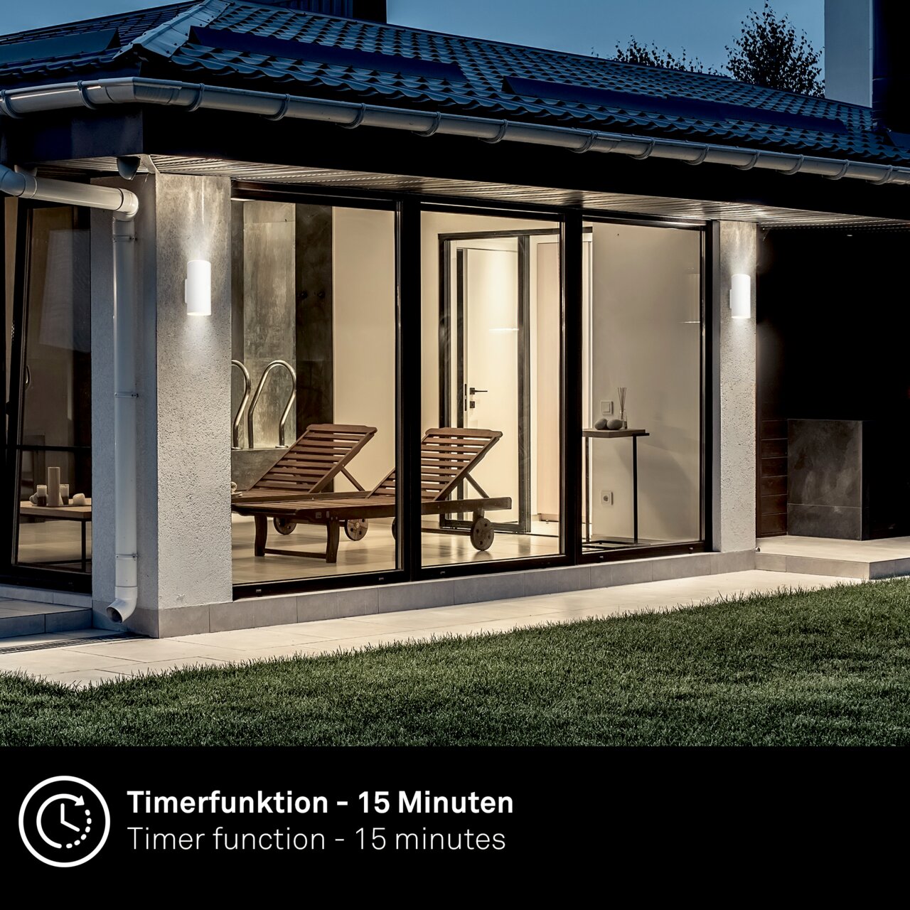 Moderne Akku-Außenwandleuchte an einem Haus bei Dämmerung, seitliche Perspektive